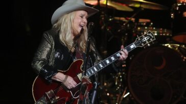 Melissa Etheridge Discusses Berklee, Embracing Digital Trends, and Revisiting Her Classic Hits]