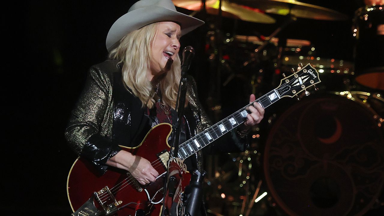 Melissa Etheridge Discusses Berklee, Embracing Digital Trends, and Revisiting Her Classic Hits]