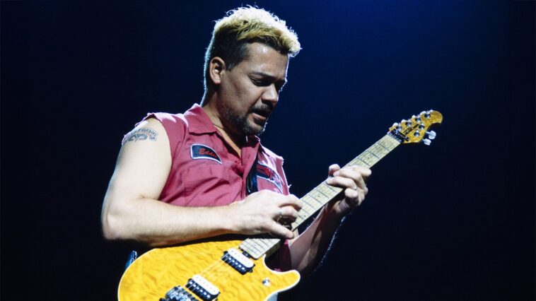 Nuno Bettencourt Discusses the Moment Eddie Van Halen Halted His Tapping Technique]