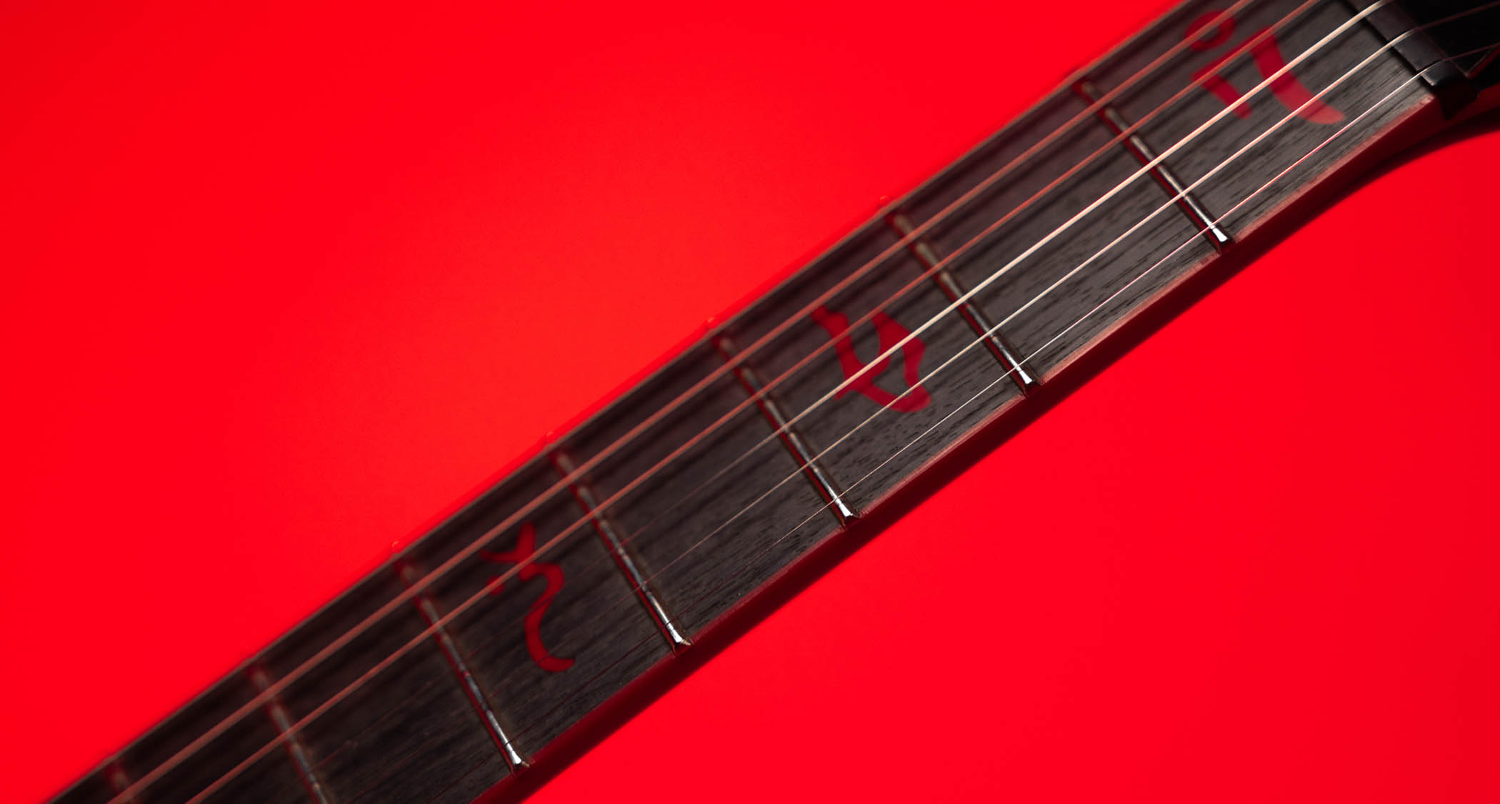 The Jackson X Series Diablo IV Kelly features graphic artwork of the videogame franchise's Mephisto