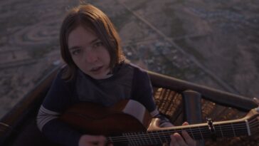 Snail Mail's Lindsey Jordan Discusses Her Guitar Flaws: "I Have Countless!"]