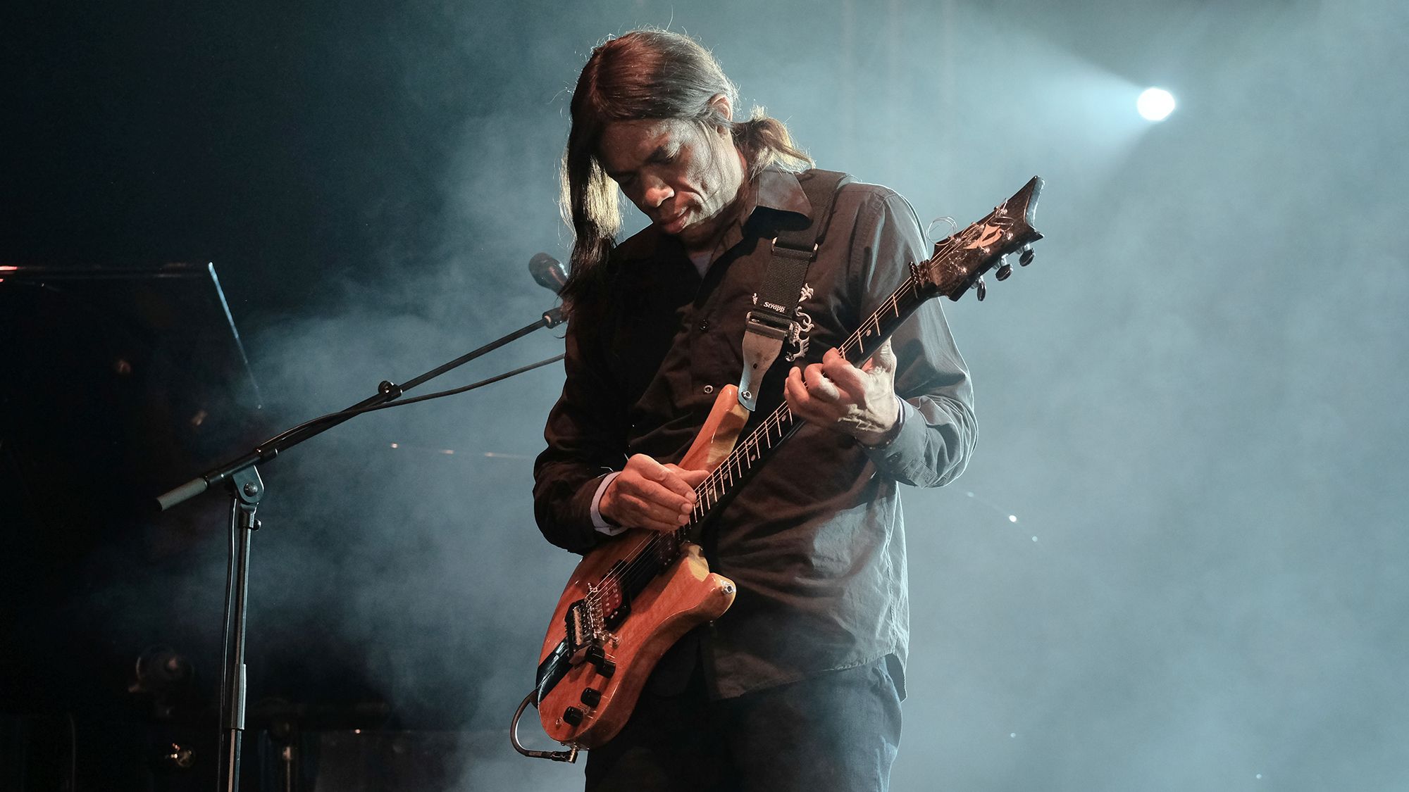 Stanley Jordan accompanies massages with his musical practice.]
