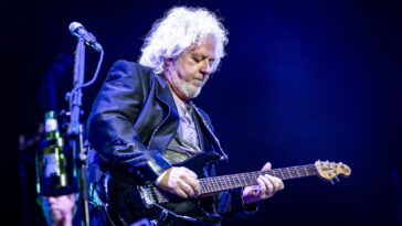 Steve Lukather: Father Sacrificed a New Car to Purchase His First Quality Guitar]