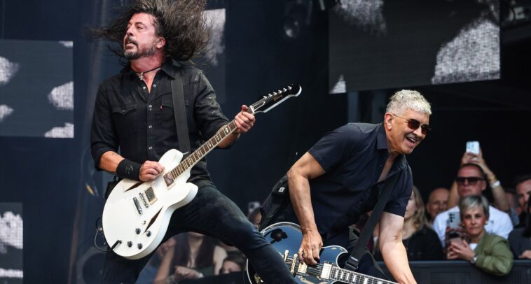 The Unexpected Way Pat Smear Joined Dave Grohl and Foo Fighters]