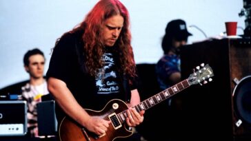 Warren Haynes Discusses the SG That Shaped His Early Gov’t Mule Sound]