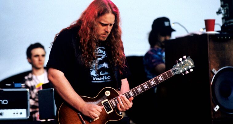 Warren Haynes Discusses the SG That Shaped His Early Gov’t Mule Sound]