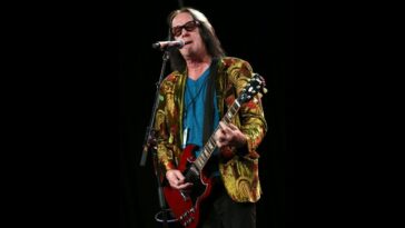 Why Todd Rundgren Prefers Gibsons Over Fenders]