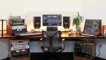 "Your studio can either hinder or enhance your creativity: Here are 5 tips to optimize your workflow for better inspiration."]