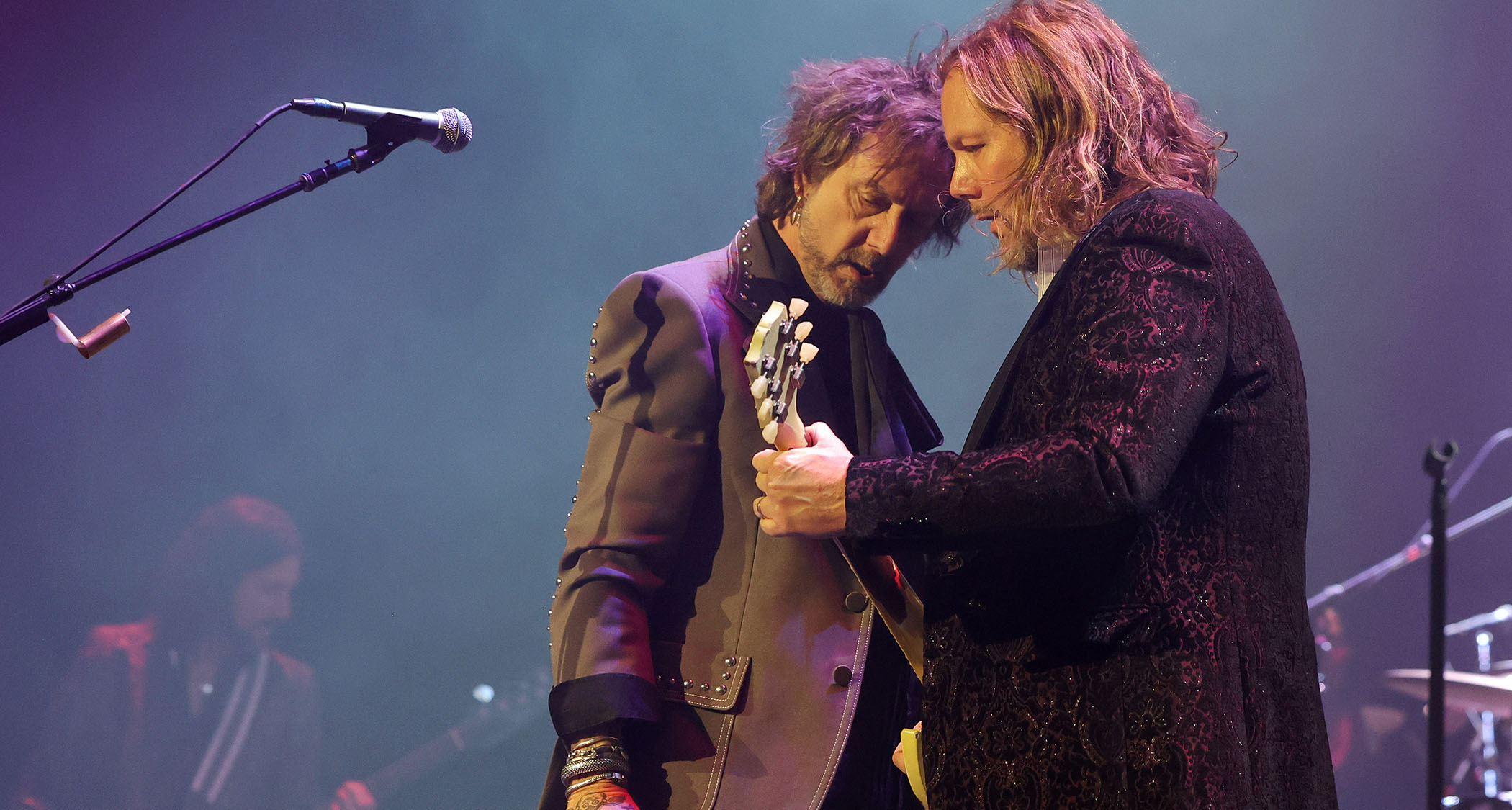 Chris and Rich Robinson go head to head during a Black Crowes show.