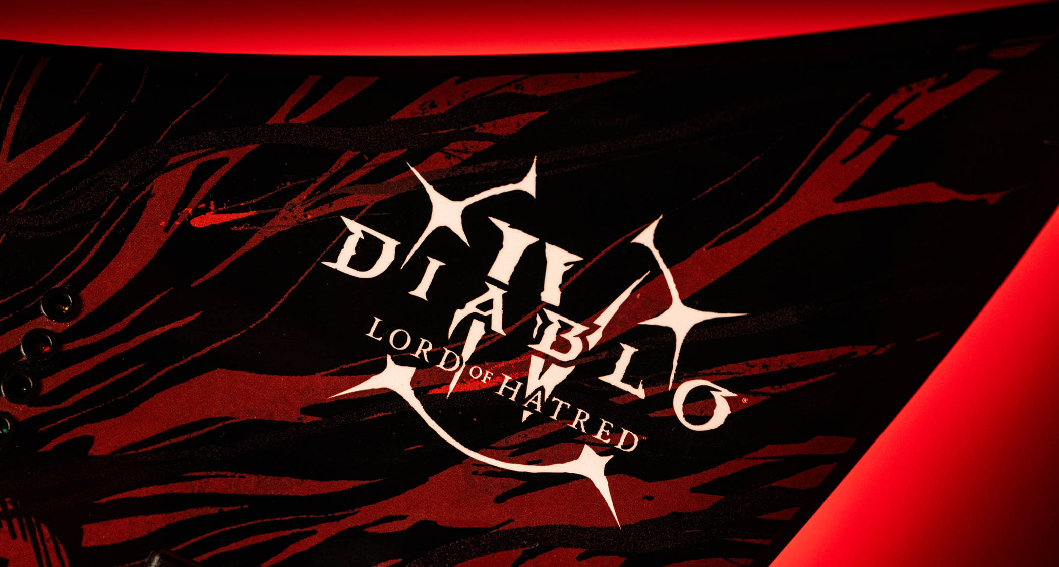 The Jackson X Series Diablo IV Kelly features graphic artwork of the videogame franchise's Mephisto