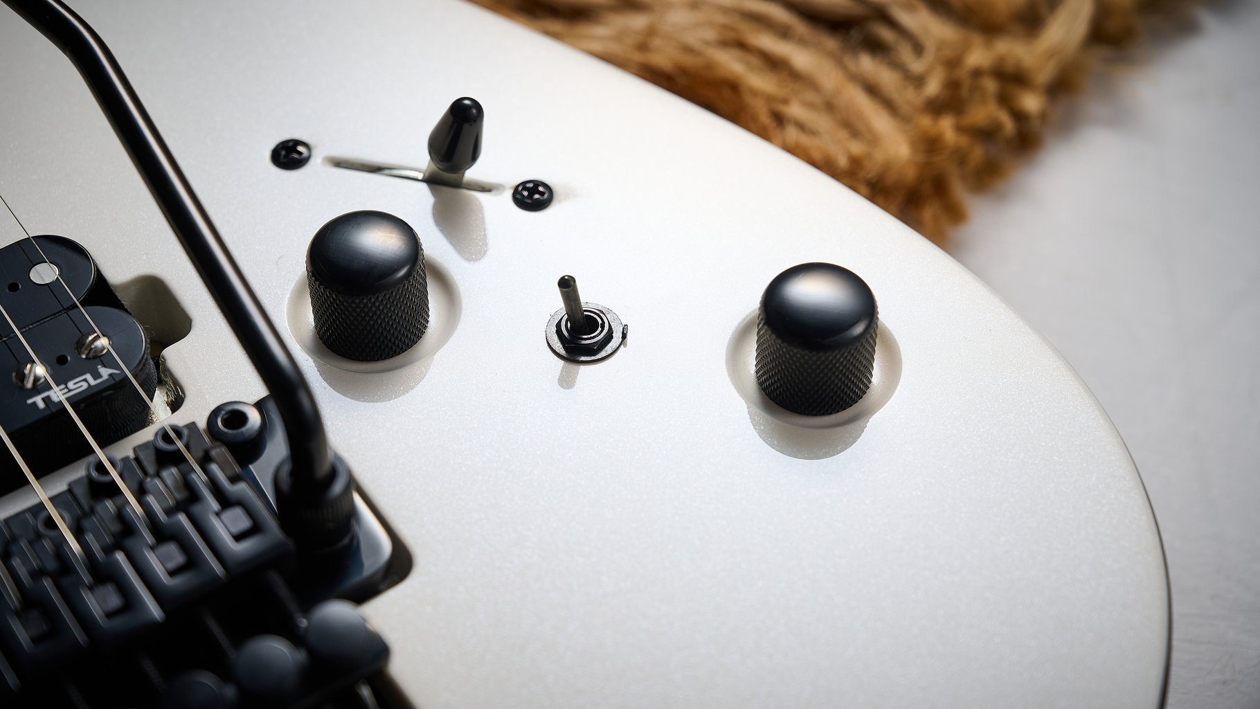 Close up of the tone knobs and 'alter' swotch on the Harley Benton Fusion IV HH electric guitar