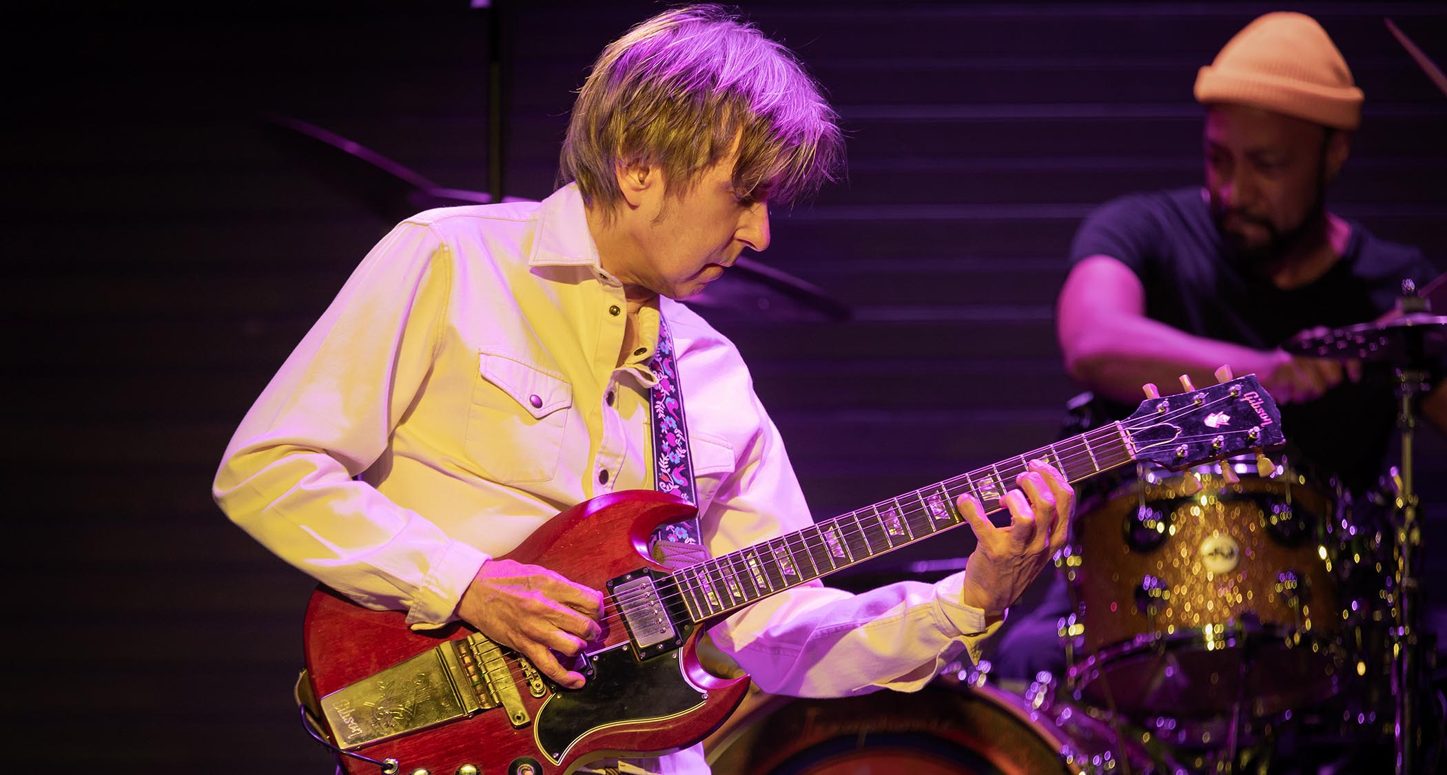 Eric Johnson takes a solo onstage with his Gibson SG