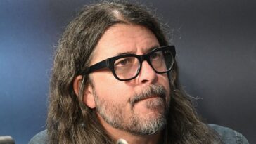 "Dave Grohl Shares How He Felt Watched by a Security Guard While Distributing CDRs of the New Foo Fighters Album in Southern California"]