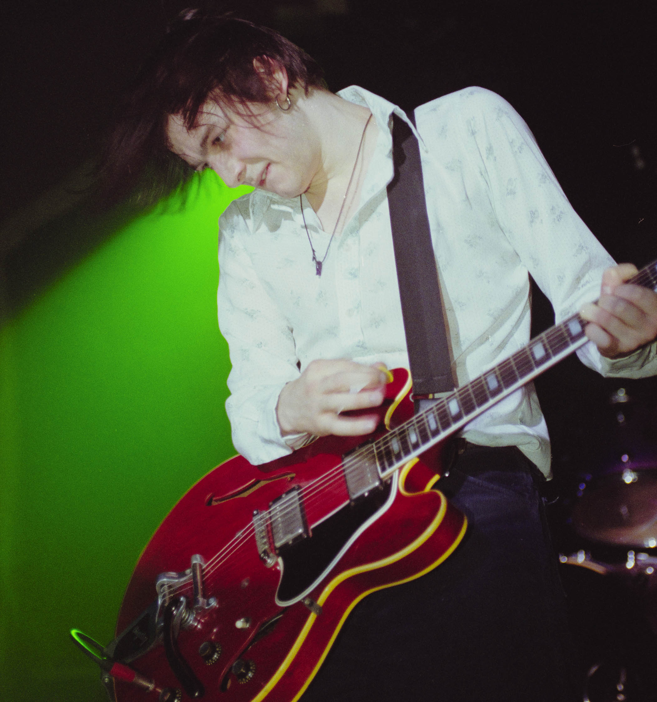 Richard Oakes of Suede plays a Gibson ES-335 live in 1996.