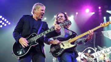 Geddy Lee Recalls the Evening He and Alex Lifeson Acquired His First Bass Amplifier]