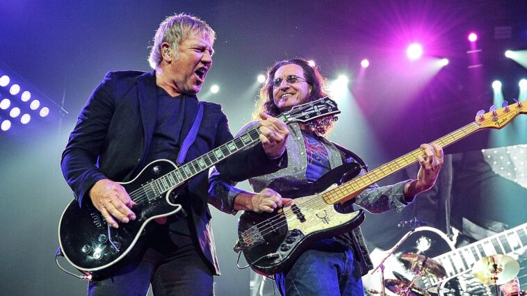 Geddy Lee Recalls the Evening He and Alex Lifeson Acquired His First Bass Amplifier]
