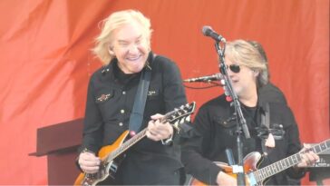 Joe Walsh performs with the Eagles using a Yamaha Revstar guitar.]