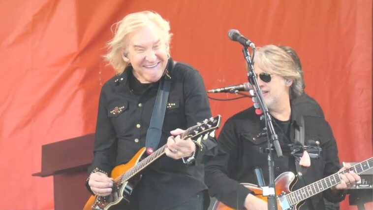 Joe Walsh performs with the Eagles using a Yamaha Revstar guitar.]