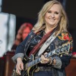 Melissa Etheridge entered a guitar store—no one recognized her.]