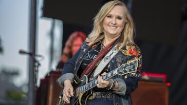 Melissa Etheridge entered a guitar store—no one recognized her.]