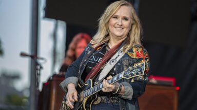 Melissa Etheridge entered a guitar store—no one recognized her.]