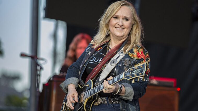 Melissa Etheridge entered a guitar store—no one recognized her.]