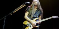 Reb Beach Discusses the Distinctions Between Whitesnake and Winger Guitar Solos]