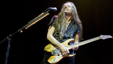 Reb Beach Discusses the Distinctions Between Whitesnake and Winger Guitar Solos]