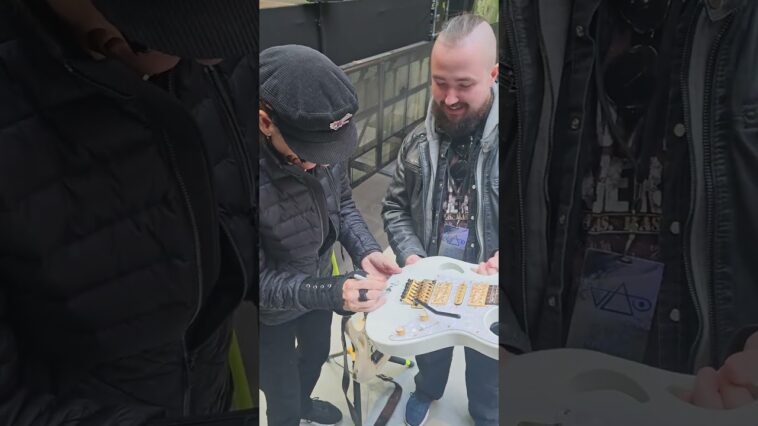 Steve Vai signs my Pia - that's what I call a real signature guitar 18 Ibanez JEM review