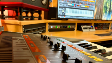 The Definitive Synth Face-Off 2026: Classic Hardware Versus Their Software Alternatives – But Can You Actually Tell Them Apart?]