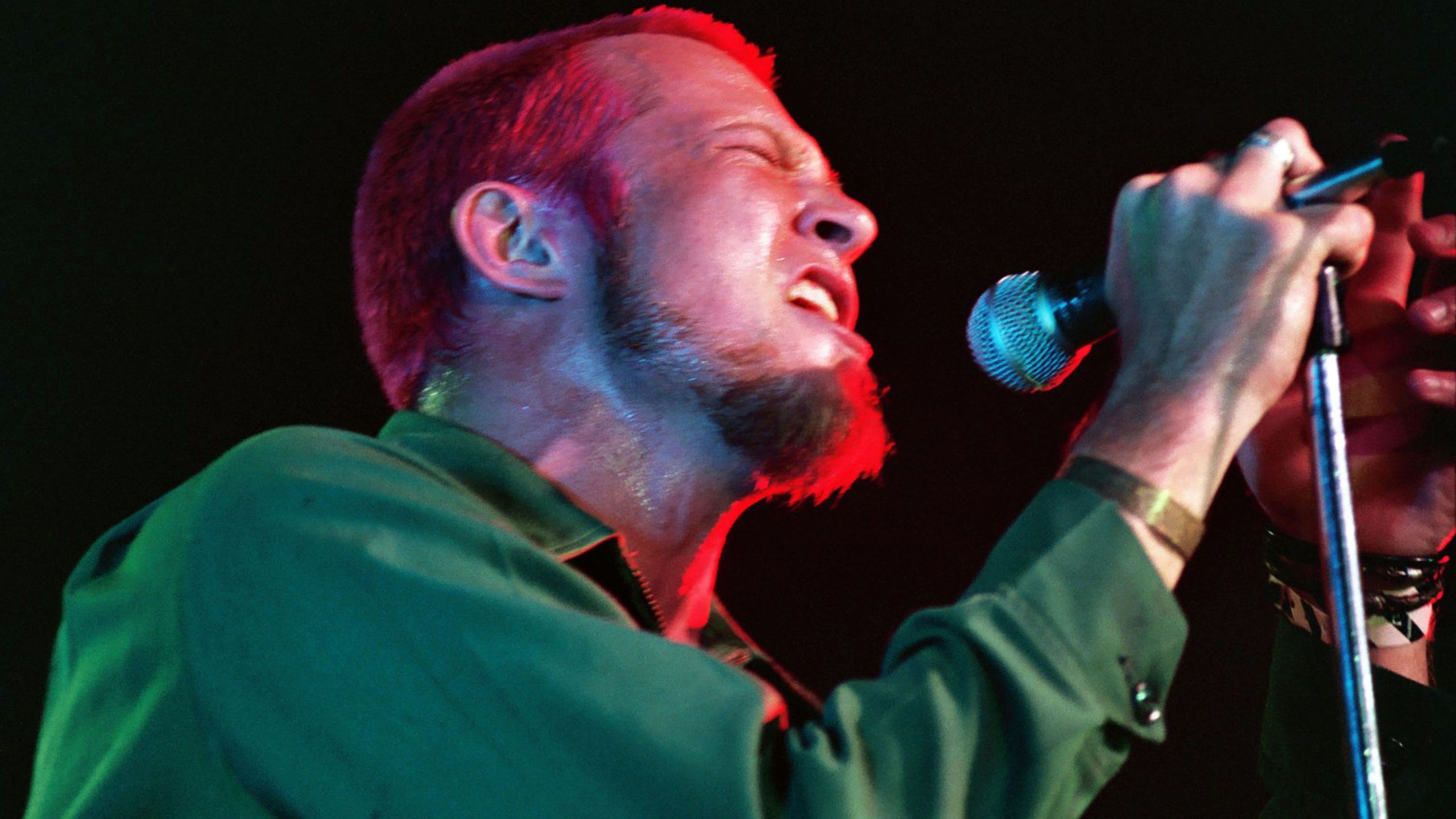 "Throughout our performance, teenage boys in Iron Maiden shirts flashed us the finger": The Journey of Stone Temple Pilots to Stardom – Influenced by Jane’s Addiction and Supported by Dave Mustaine.]