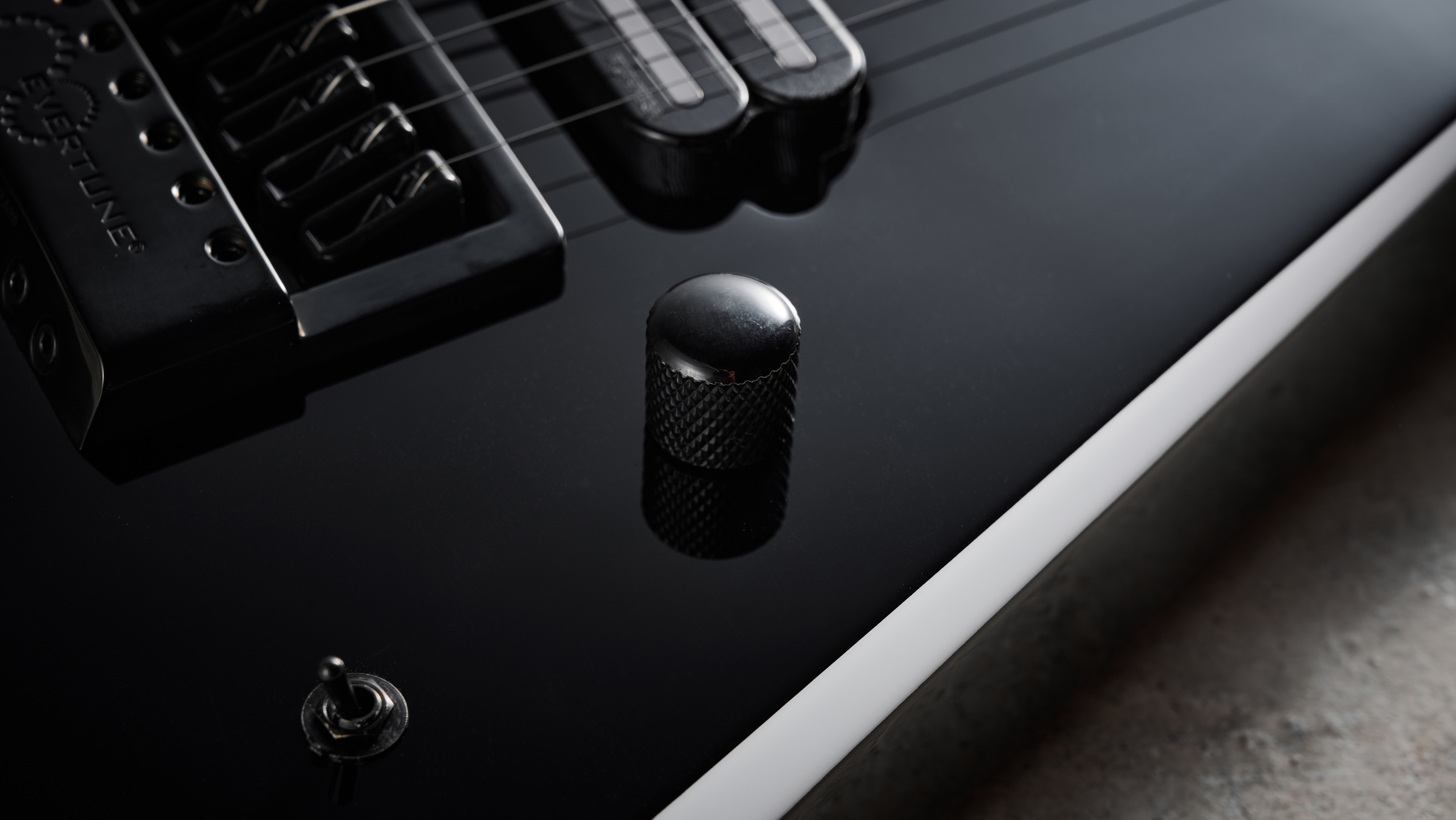 Close up of the master volume and toggle switch on the Jackson Pro Plus Series Signature Christian Andreu Rhoads RR24 EVTN6 electric guitar