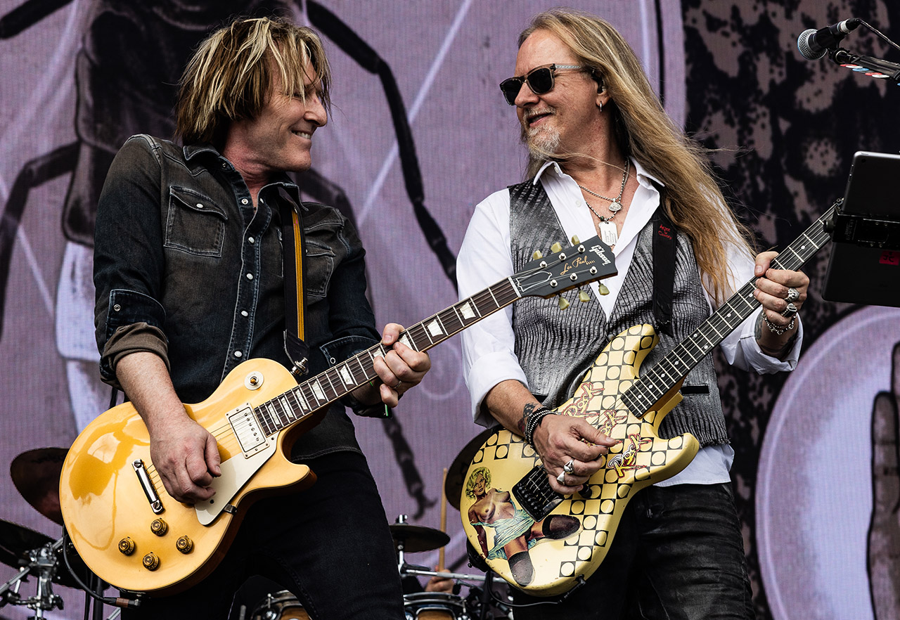 Tyler Bates (left) on stage with Jerry Cantrell