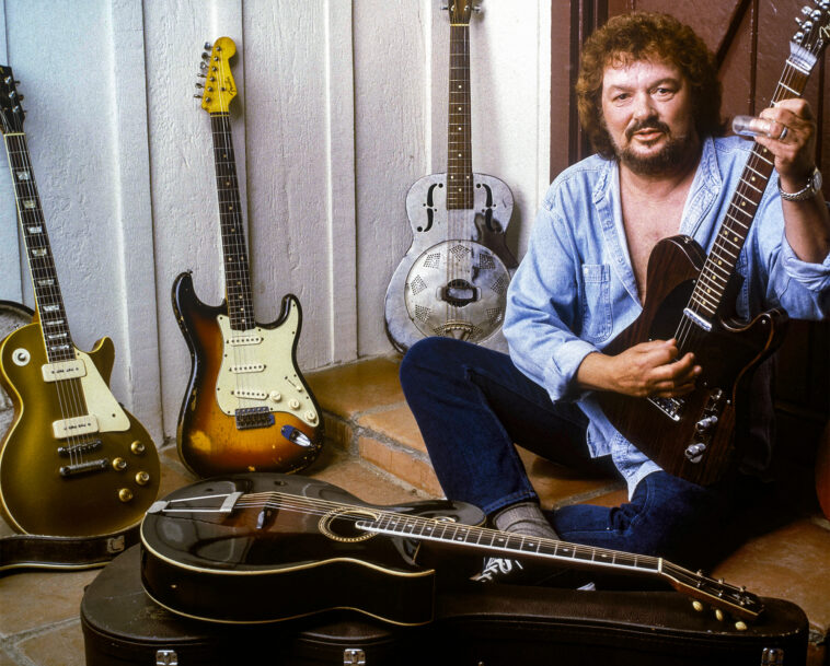 “He asked, ‘Can I have it back?’ I said, ‘No way. This is a real good ’un.’” Duane Allman wanted his first electric guitar back. Delaney Bramlett refused to hand it over 18 “He asked, ‘Can I have it back?’ I said, ‘No way. This is a real good ’un.’” Duane Allman wanted his first electric guitar back. Delaney Bramlett refused to hand it over