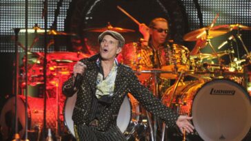 “One conversation you won’t want to miss.” Alex Van Halen and David Lee Roth to make rare public appearance together this week