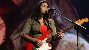 Watch Amy Winehouse stun audiences with her voice and a Fender Stratocaster