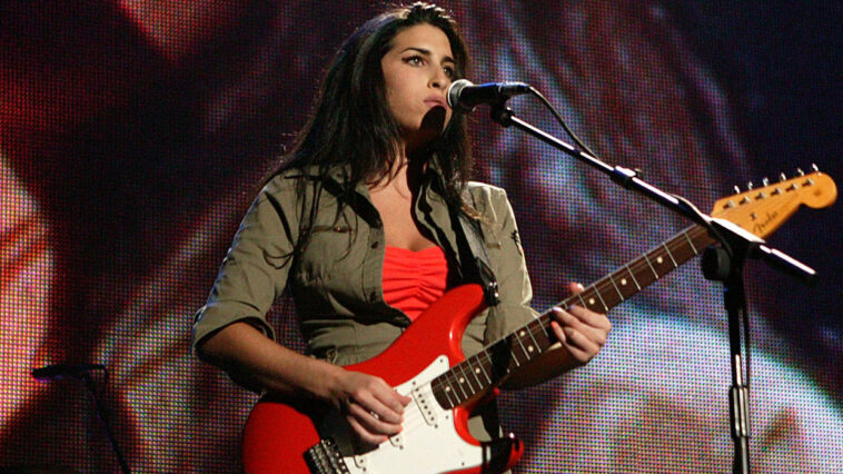 Watch Amy Winehouse stun audiences with her voice and a Fender Stratocaster