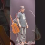 Billy Strings plays show wearing a helmet after being hit in the head by object on stage: “Maybe I shouldn’t have come back” 28 Billy Strings plays show wearing a helmet after being hit in the head by object on stage: “Maybe I shouldn’t have come back”