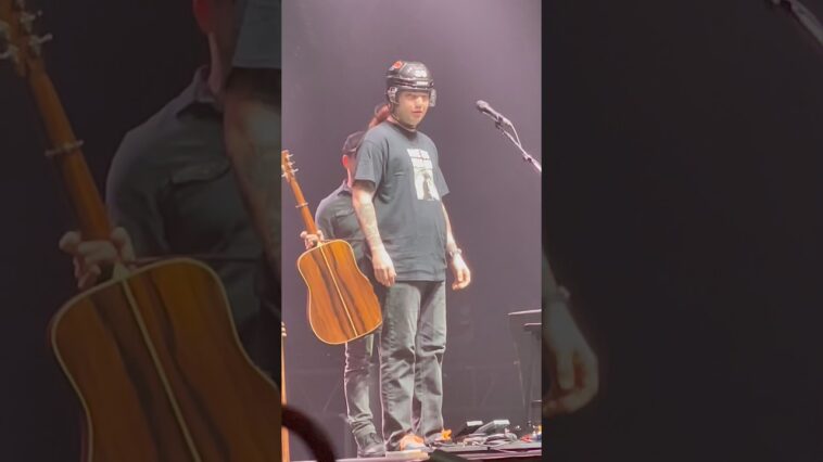 Billy Strings plays show wearing a helmet after being hit in the head by object on stage: “Maybe I shouldn’t have come back” 18 Billy Strings plays show wearing a helmet after being hit in the head by object on stage: “Maybe I shouldn’t have come back”
