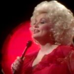 Dolly Parton’s unique creative process remembered: “Dolly said, ‘Can you just make it, like, reds and greens and sparkles?’ I played as many notes as I could while the other hand was working the transposer. She was going, ‘Yeah, yeah, that’s it. Whee!’” 26 Dolly Parton’s unique creative process remembered: “Dolly said, ‘Can you just make it, like, reds and greens and sparkles?’ I played as many notes as I could while the other hand was working the transposer. She was going, ‘Yeah, yeah, that’s it. Whee!’”