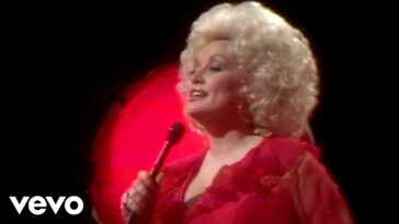 Dolly Parton’s unique creative process remembered: “Dolly said, ‘Can you just make it, like, reds and greens and sparkles?’ I played as many notes as I could while the other hand was working the transposer. She was going, ‘Yeah, yeah, that’s it. Whee!’”