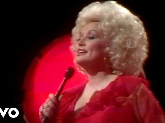 Dolly Parton’s unique creative process remembered: “Dolly said, ‘Can you just make it, like, reds and greens and sparkles?’ I played as many notes as I could while the other hand was working the transposer. She was going, ‘Yeah, yeah, that’s it. Whee!’”