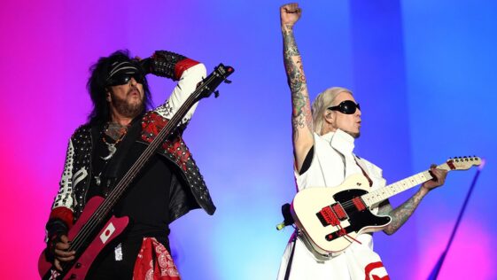 Nikki Sixx admits that Mötley Crue do use backing tapes, but says that the band members always play their instruments: “Since we saw Queen using some during Bohemian Rhapsody live, we understood that we could bring in elements that we could not do"
