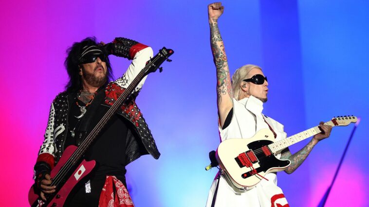 Nikki Sixx admits that Mötley Crue do use backing tapes, but says that the band members always play their instruments: “Since we saw Queen using some during Bohemian Rhapsody live, we understood that we could bring in elements that we could not do"