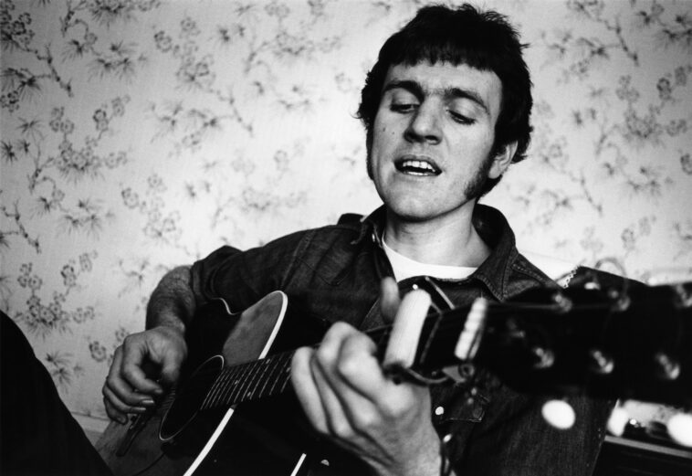 Ralph McTell reveals the story behind his classic hit "Streets of London" 18 Ralph McTell reveals the story behind his classic hit "Streets of London"