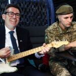 UK Prime Minister covers The Smiths with Ukrainian soldiers: “Not sure if they regret handing me that guitar now”