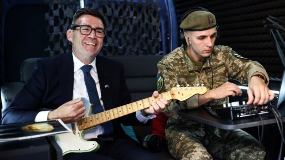 UK Prime Minister covers The Smiths with Ukrainian soldiers: “Not sure if they regret handing me that guitar now”