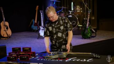 Ball-ends through the tuners? Meet the Steadfast Stopbar, the Les Paul tailpiece that strings your guitar backwards