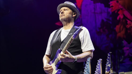 Christopher Cross apologizes to Canadians for Trump