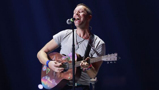 “I thought, ‘This guy has a really good voice. He sounds really similar to Chris Martin’”: Busker unknowingly plays Coldplay classic with the band’s frontman